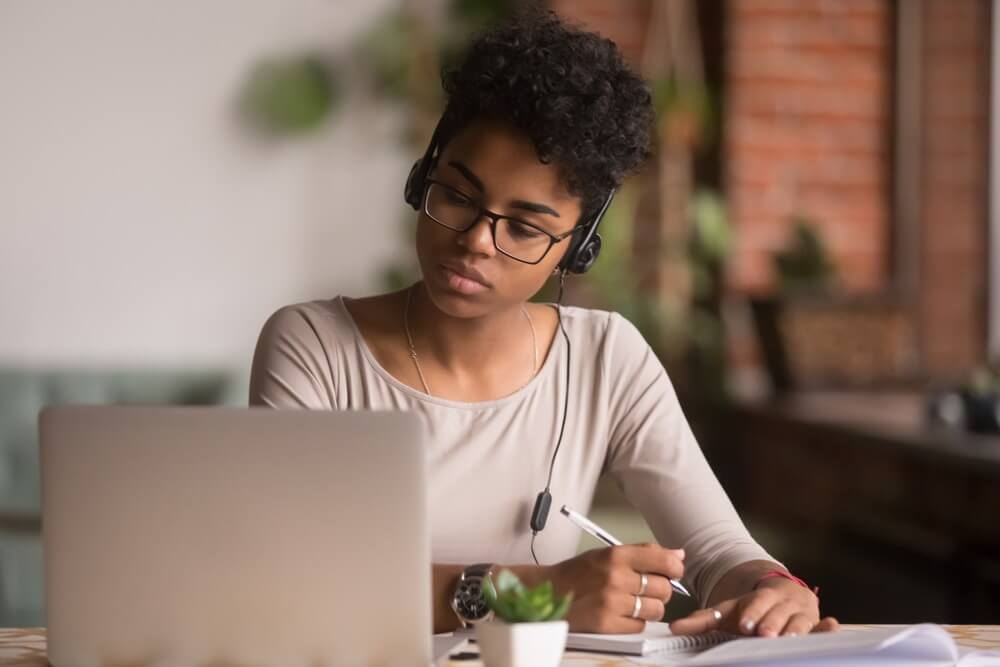 Colaborador aprendendo inglês na plataforma digital English Pass