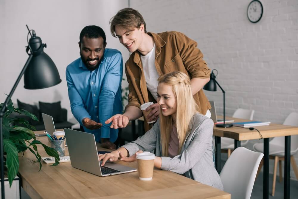 Empresa e colaboradores se beneficiando do programa de inglês English Pass